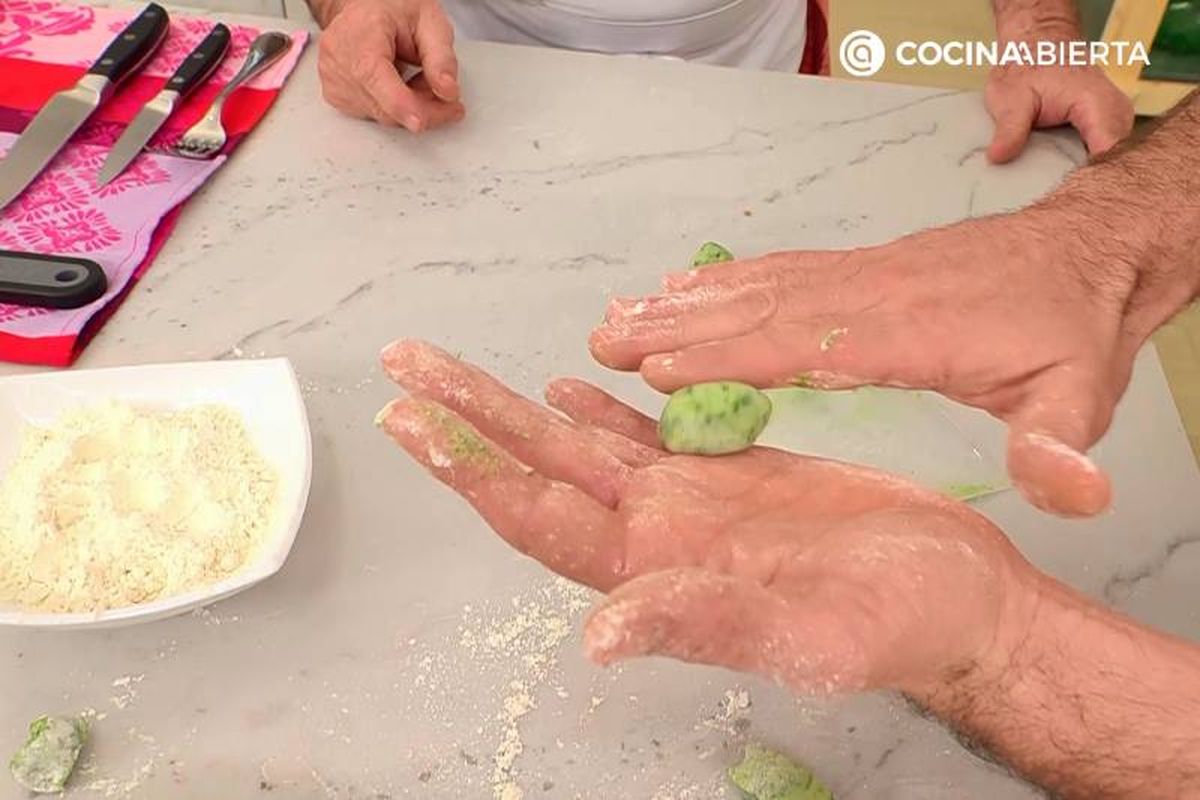 Elaboración de la receta de ñoquis de espinaca rellenos de queso - Dales forma y rellena