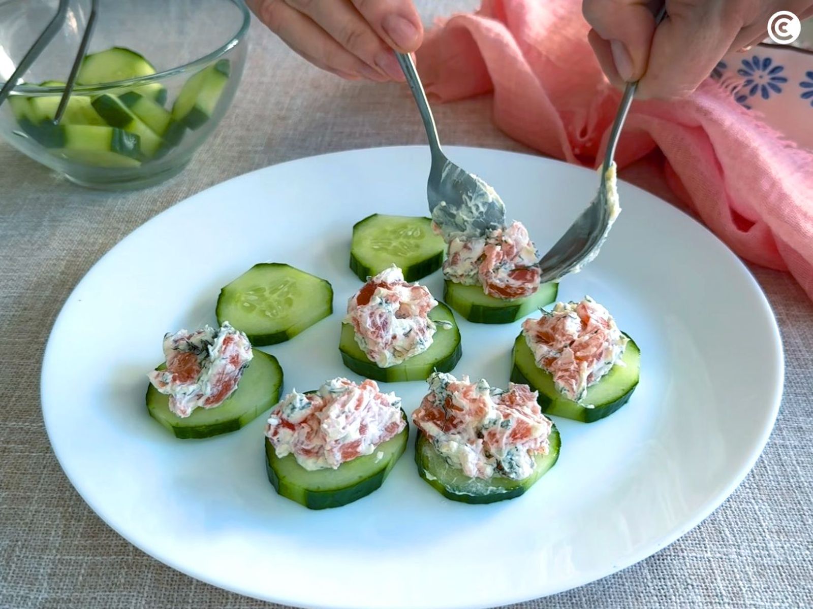 Canapés de Navidad con base de pepino y crema de salmón