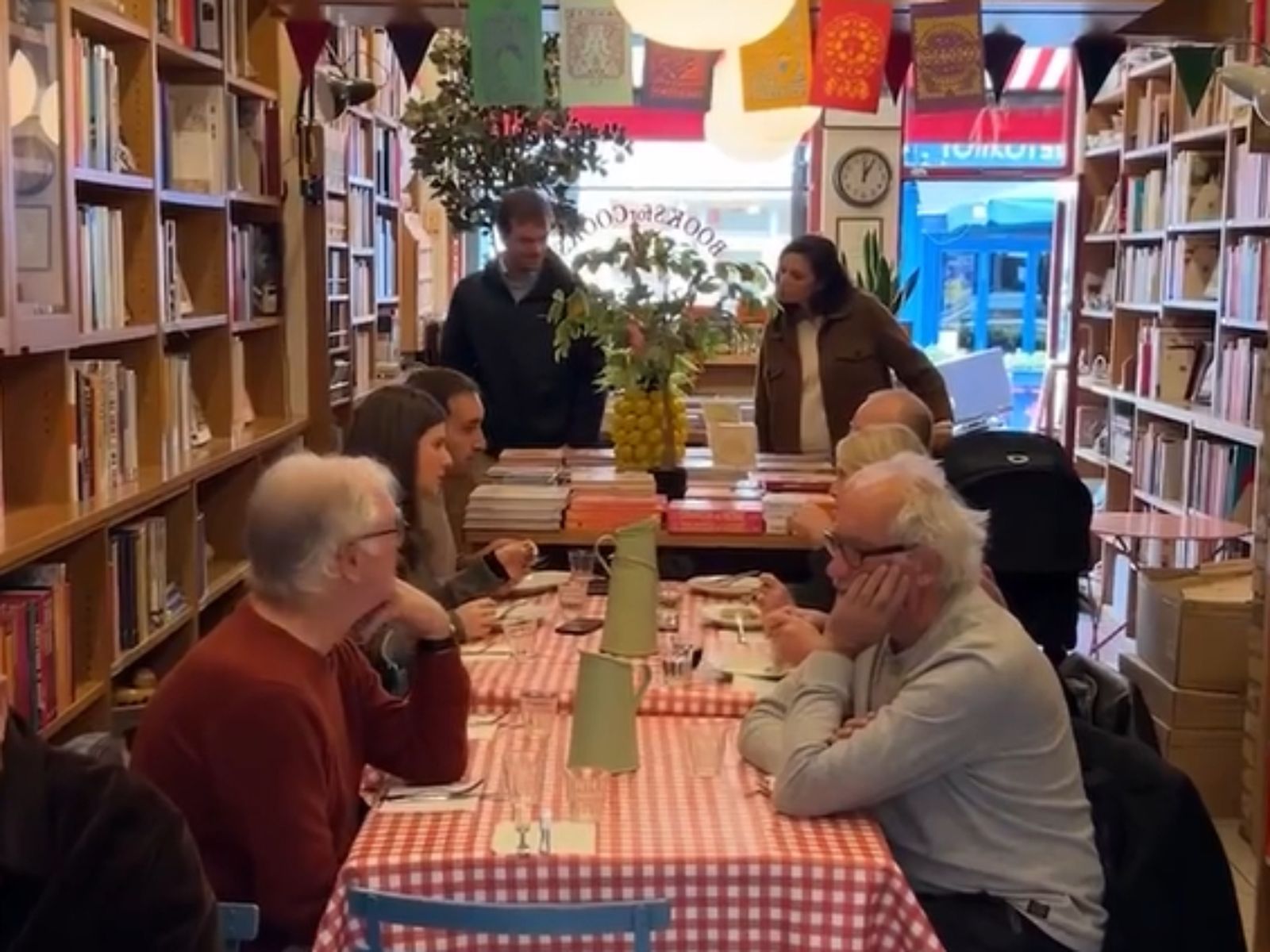 Cada mediodía, las mesas de Books for Cooks se llenan de vecinos y viajeros que almuerzan entre libros, aromas y conversaciones sobre comida.