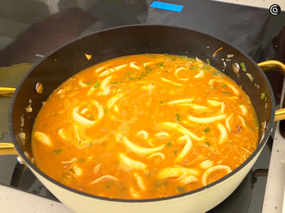 Agrega los fideos y el caldo. Mezcla y hornea