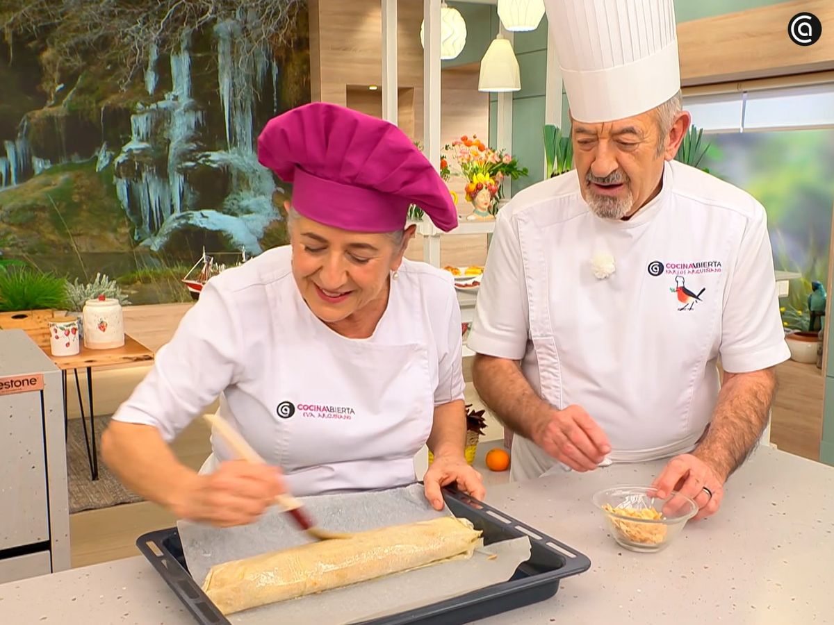 Pasa un pincel con mantequilla por el strudel de pera y hornea