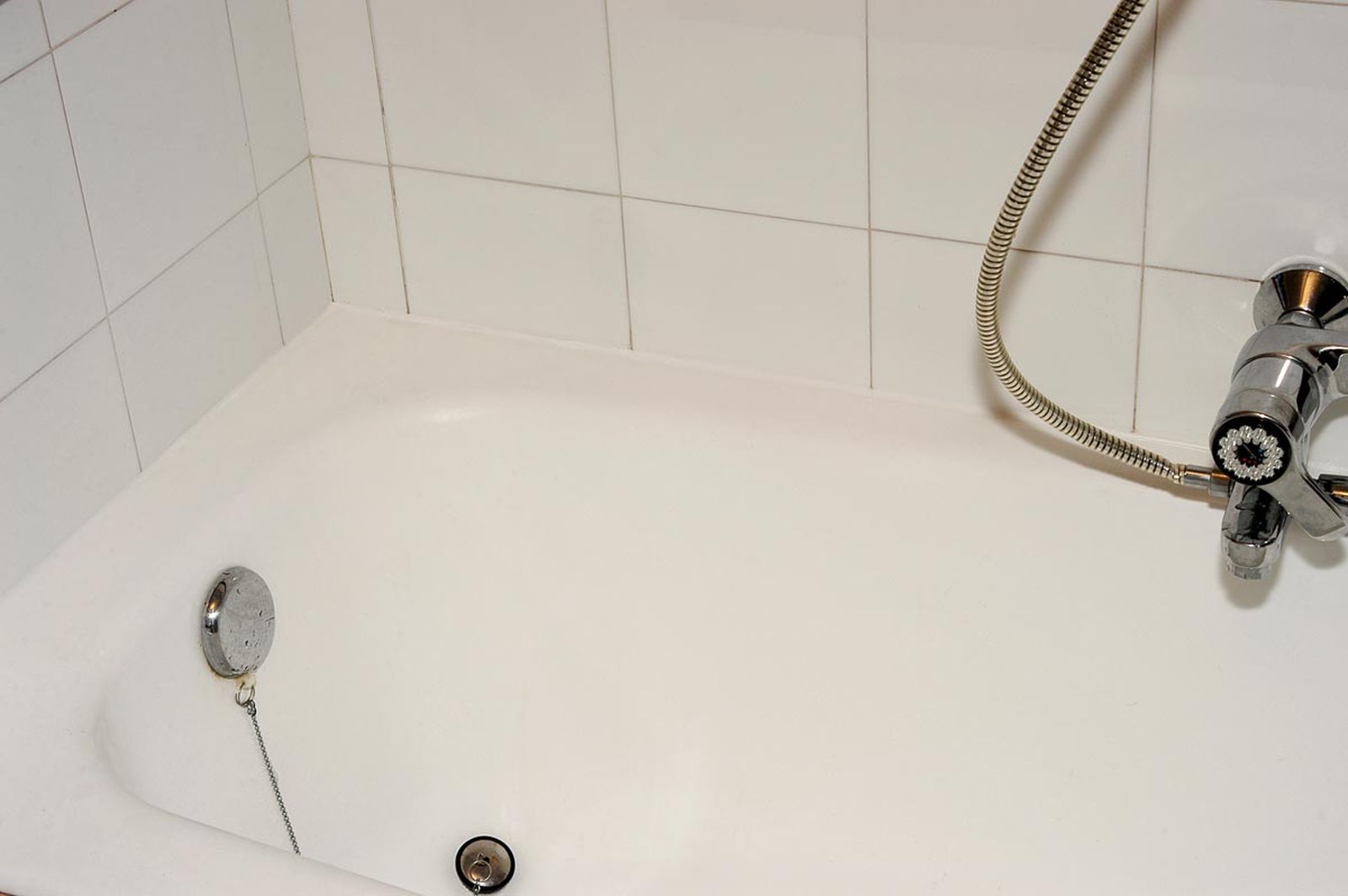 Eliminar y cambiar la silicona de una bañera paso 8 Eliminar y cambiar la silicona de una bañera paso 8