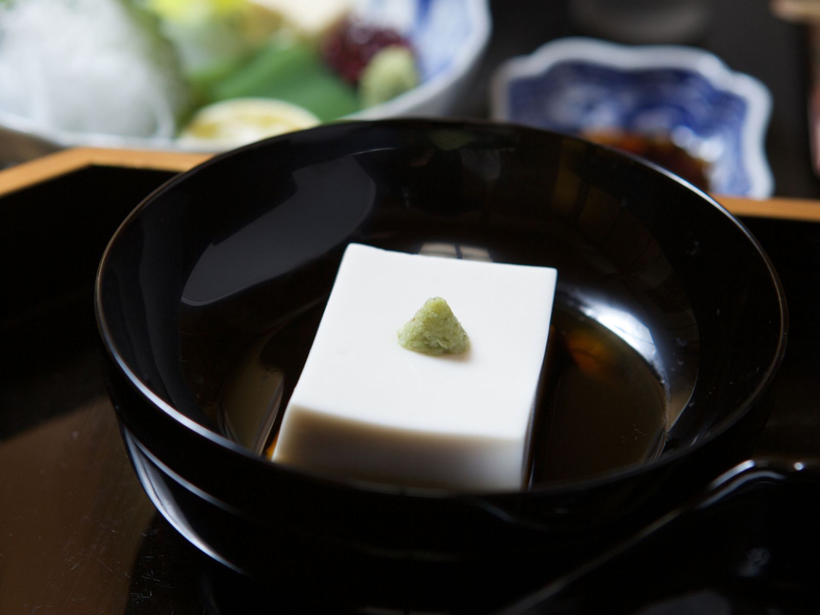 Goma dofu, un tofu de sésamo servido con salsa de soja y wasabi fresco: la serenidad hecha plato.