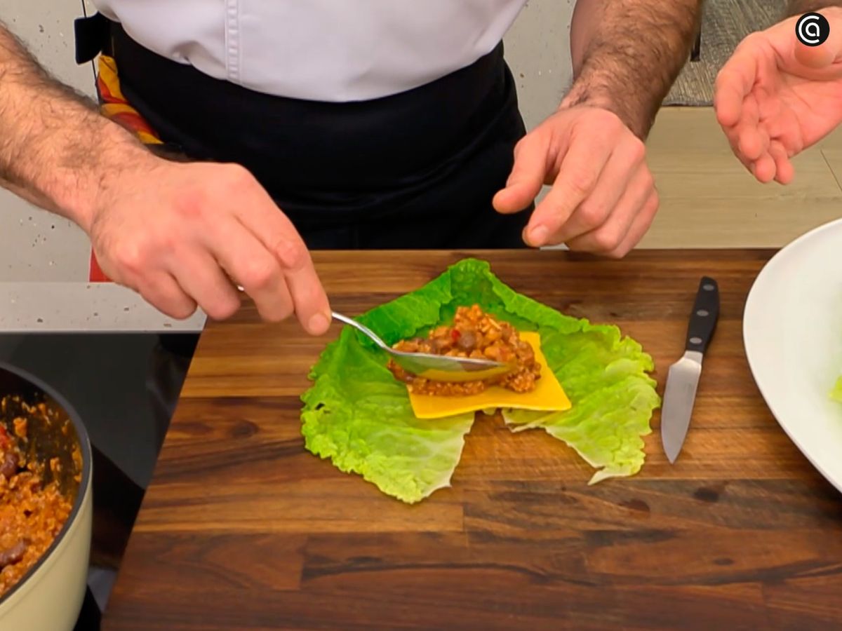 Coloca el relleno en las hojas de berza y ciérralas formando paquetitos