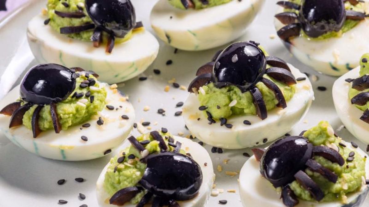 Huevos rellenos con arañas para Halloween