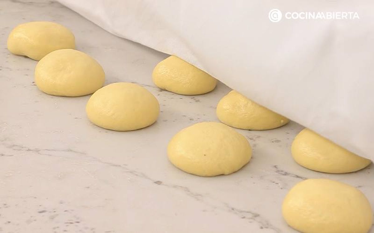 Divide la masa y cubre con un paño limpio