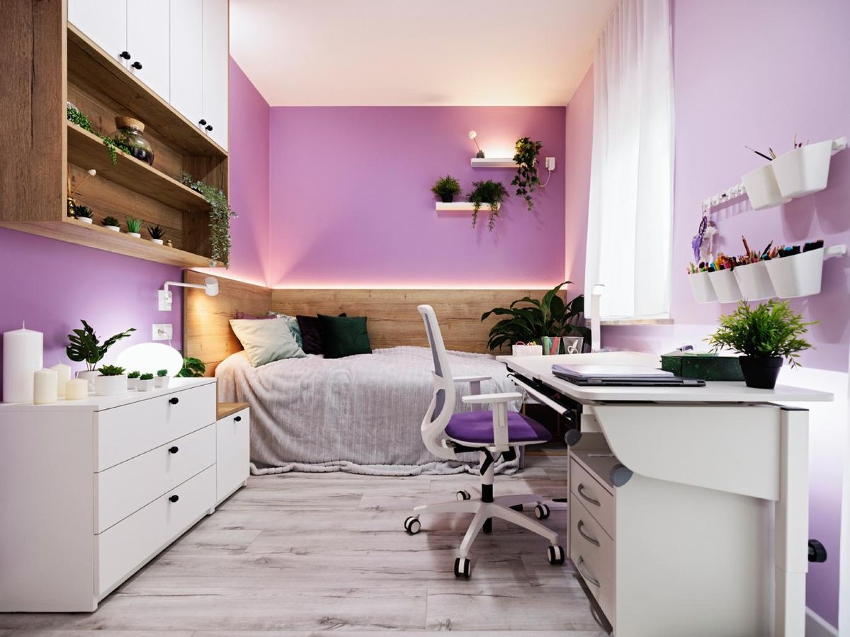 Dormitorio juvenil decorado en madera, blanco y lila.
