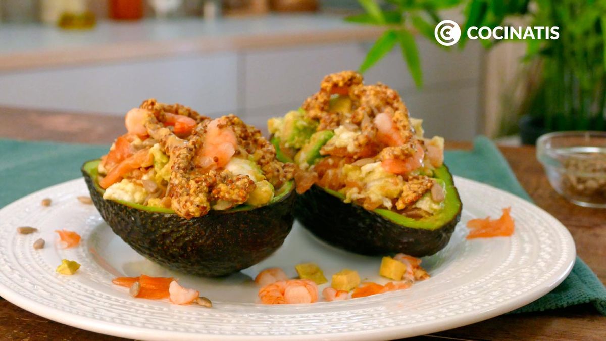 Ensalada de aguacate, salmón y gambas