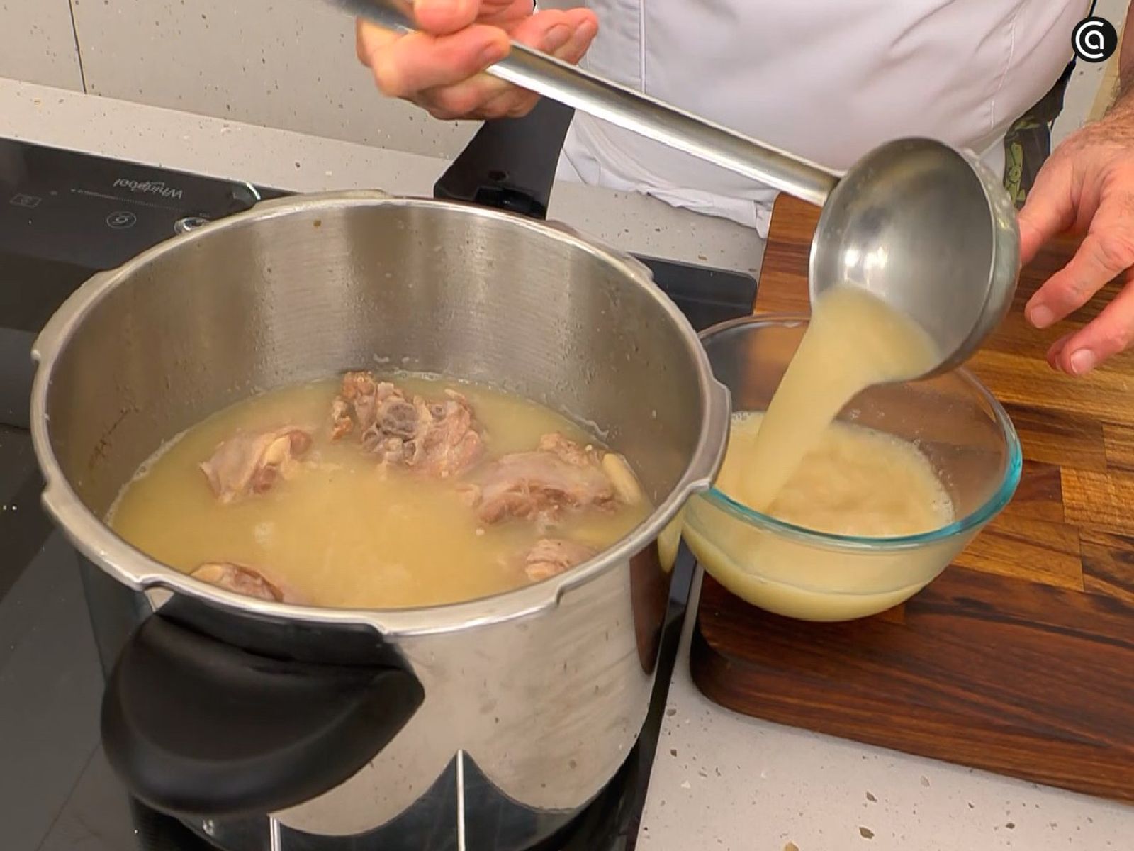 Retira el caldo de la cocción