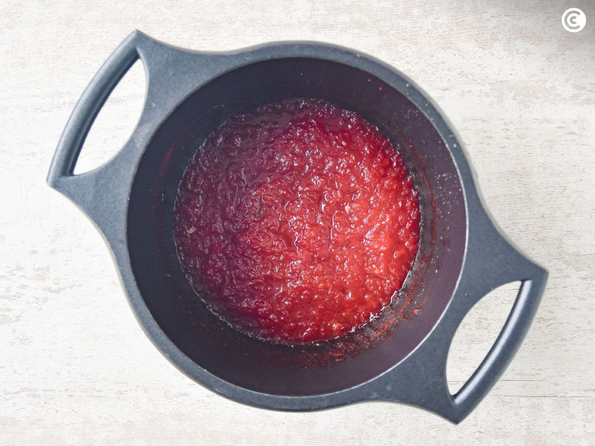 Cocinar los pimientos triturados con el azúcar hasta conseguir la textura de la mermelada