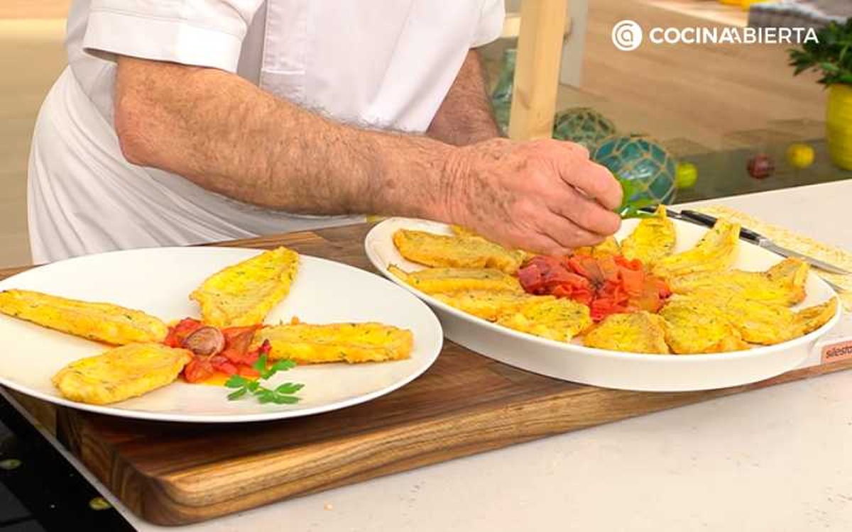 Sirve la faneca rebozada con pimientos