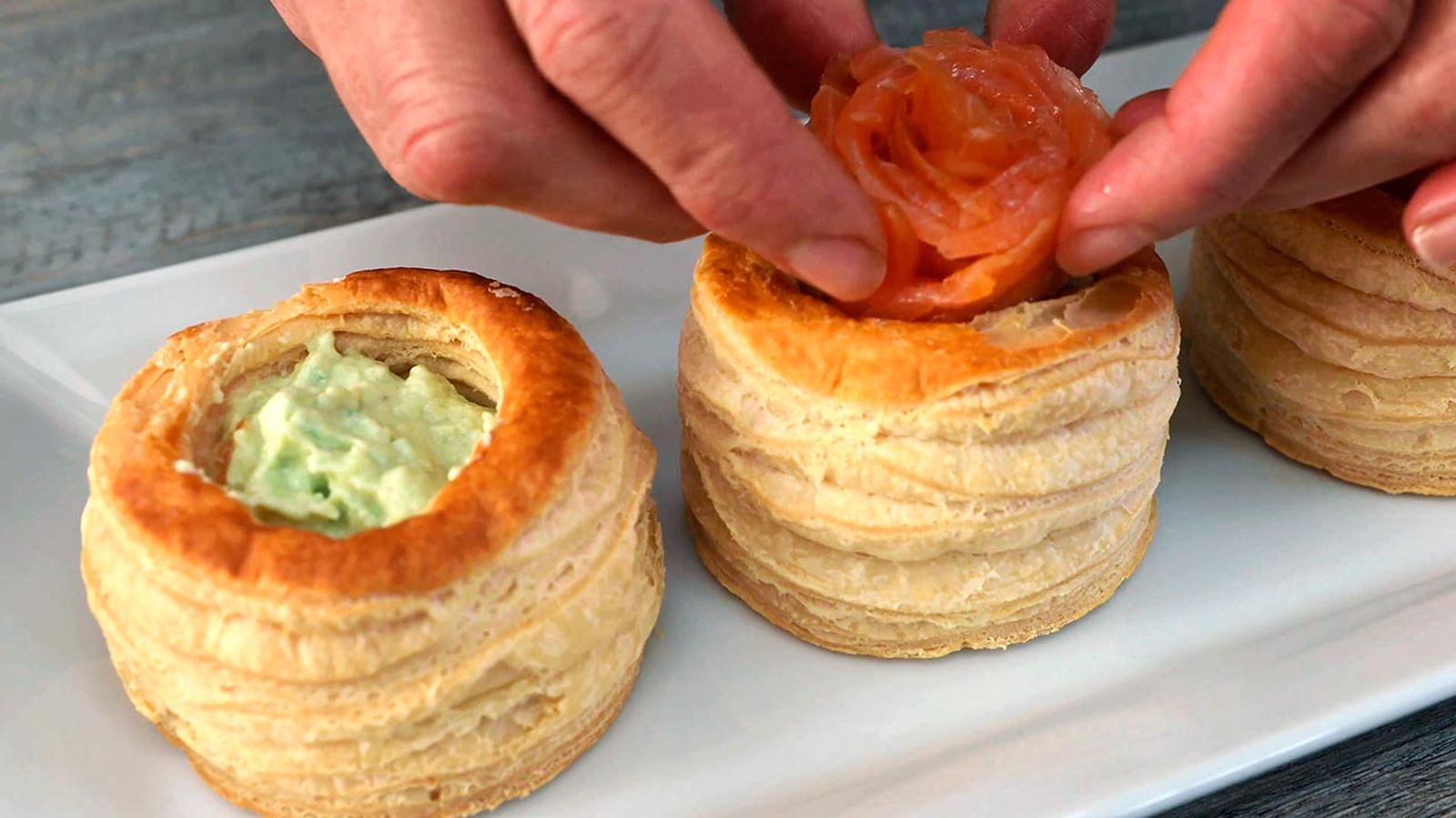 Receta de volovanes de salmón ahumado al cava, aguacate y queso  paso 3