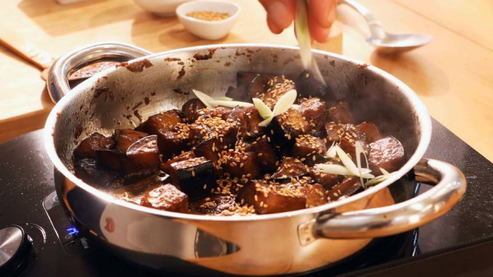 Añade semillas de sésamo, ajete y cilantro para un toque crujiente Añade semillas de sésamo, ajete y cilantro para un toque crujiente