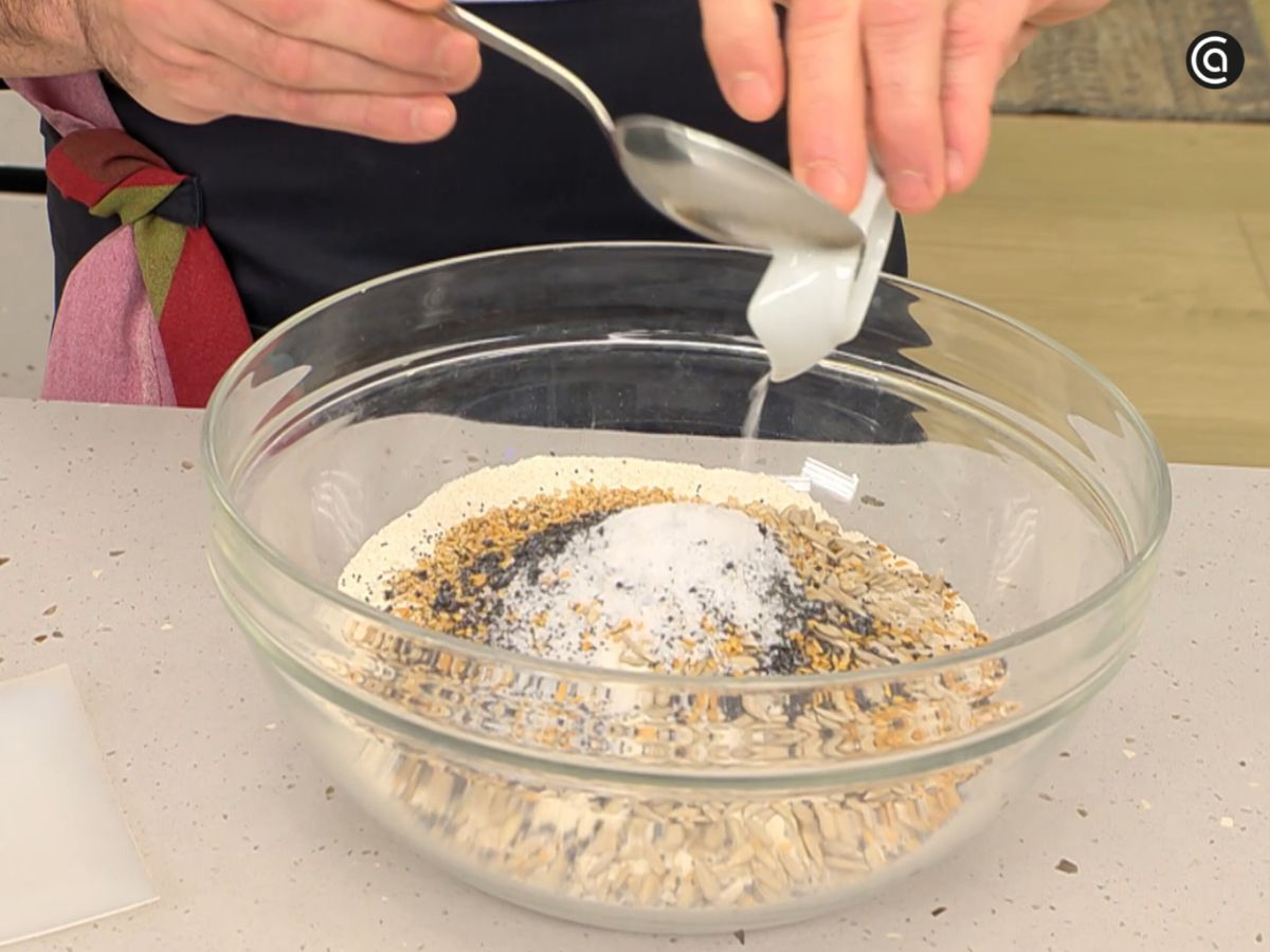 Harinas y semillas se mezclan antes de añadir los líquidos.