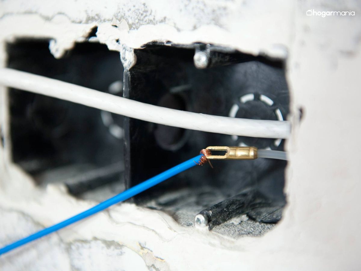 Lleva los cables hasta las bases