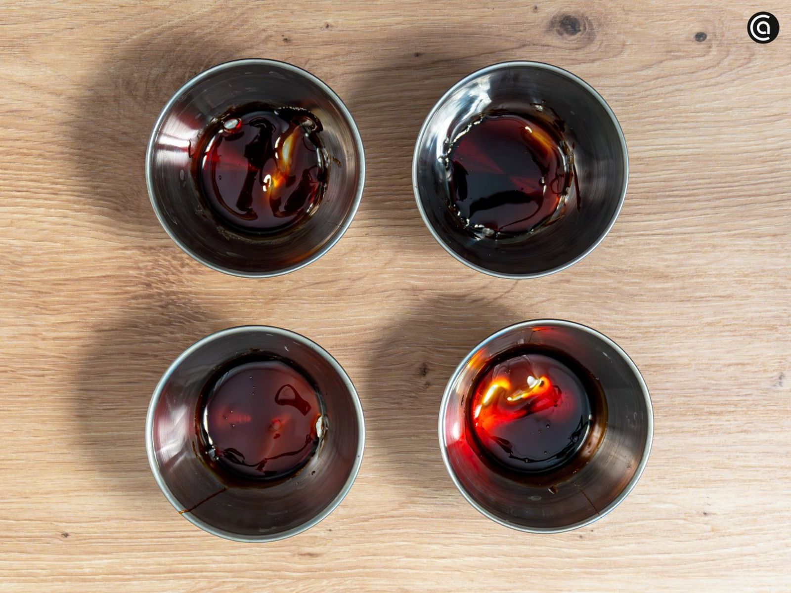 Cubre el fondo de las flaneras con caramelo líquido