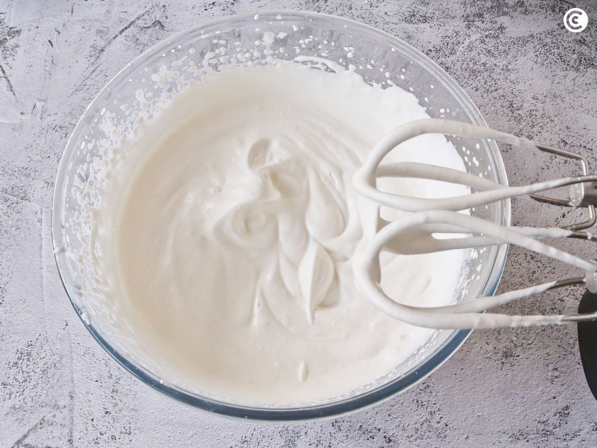 Montar la nata para dar cremosidad a la tarta de horchata y fartons