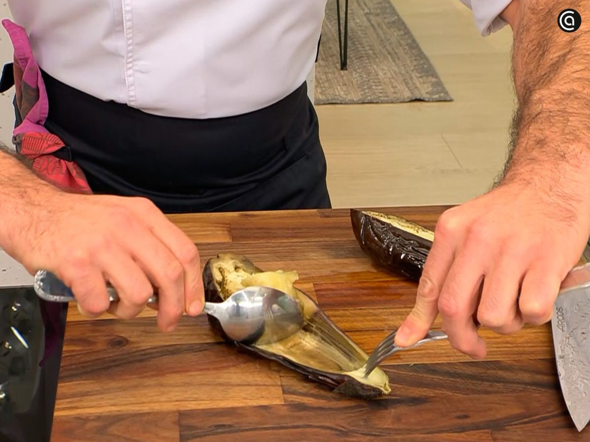 Asa las berenjenas en el horno y saca la carne con una cuchara