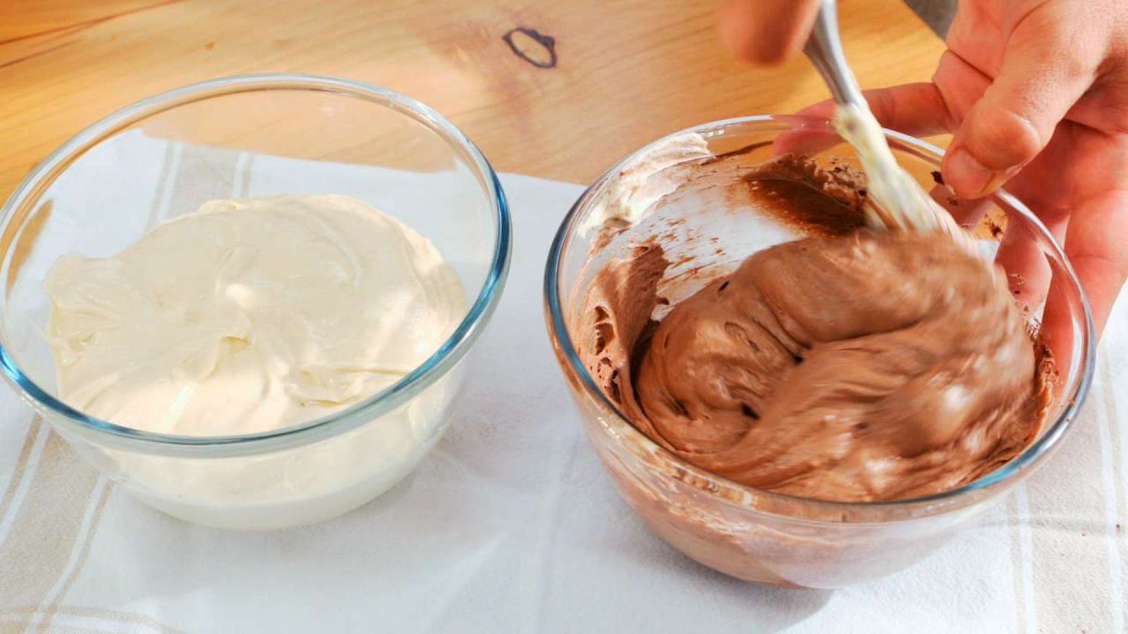 Reparte la masa y añade cacao a una de las partes Bizcocho marmolado Paso 4