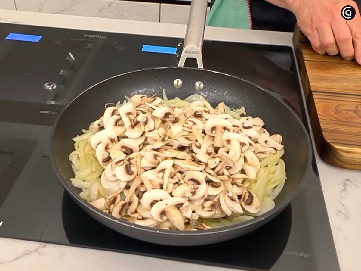Cocina los champiñones con la cebolla