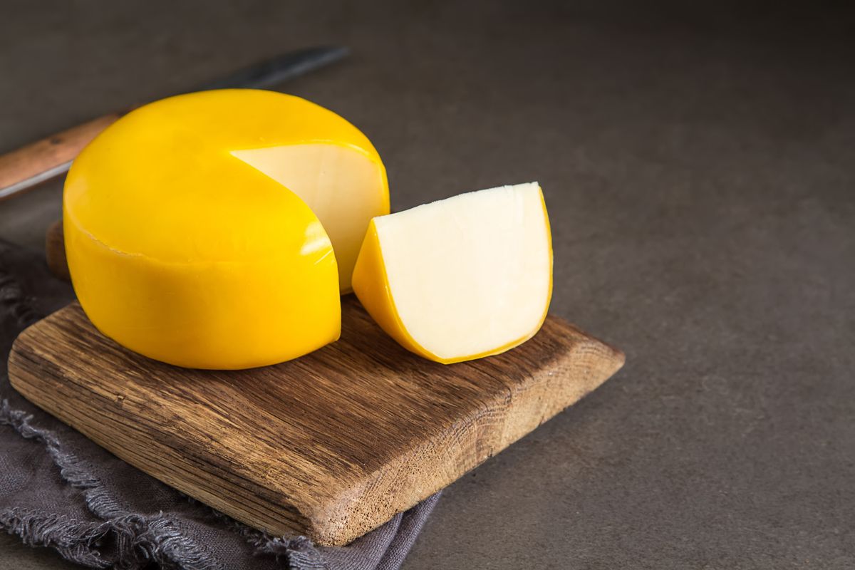 El queso gouda tiene una corteza amarilla o roja debido a la cera que lo cubre