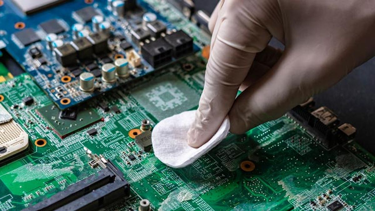 usos del alcohol de limpieza isopropilico que puedes aplicar en la limpieza del hogar placas bases