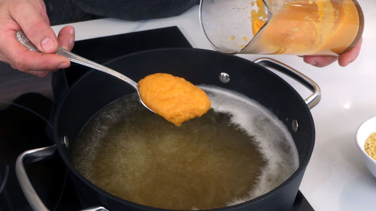 Cómo intensificar el sabor del caldo casero para la sopa