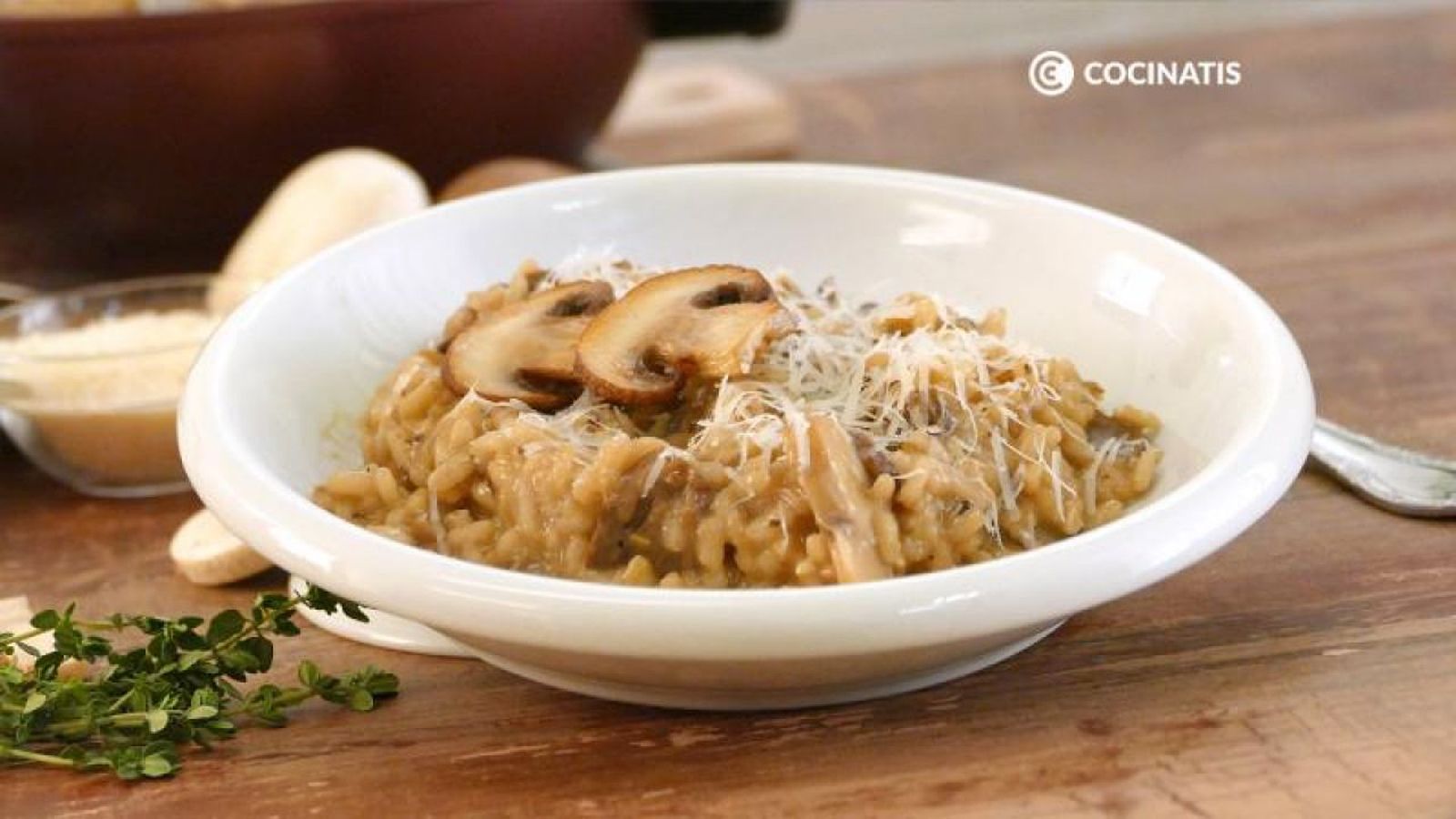 Sirve el risotto de setas Sirve el risotto de setas