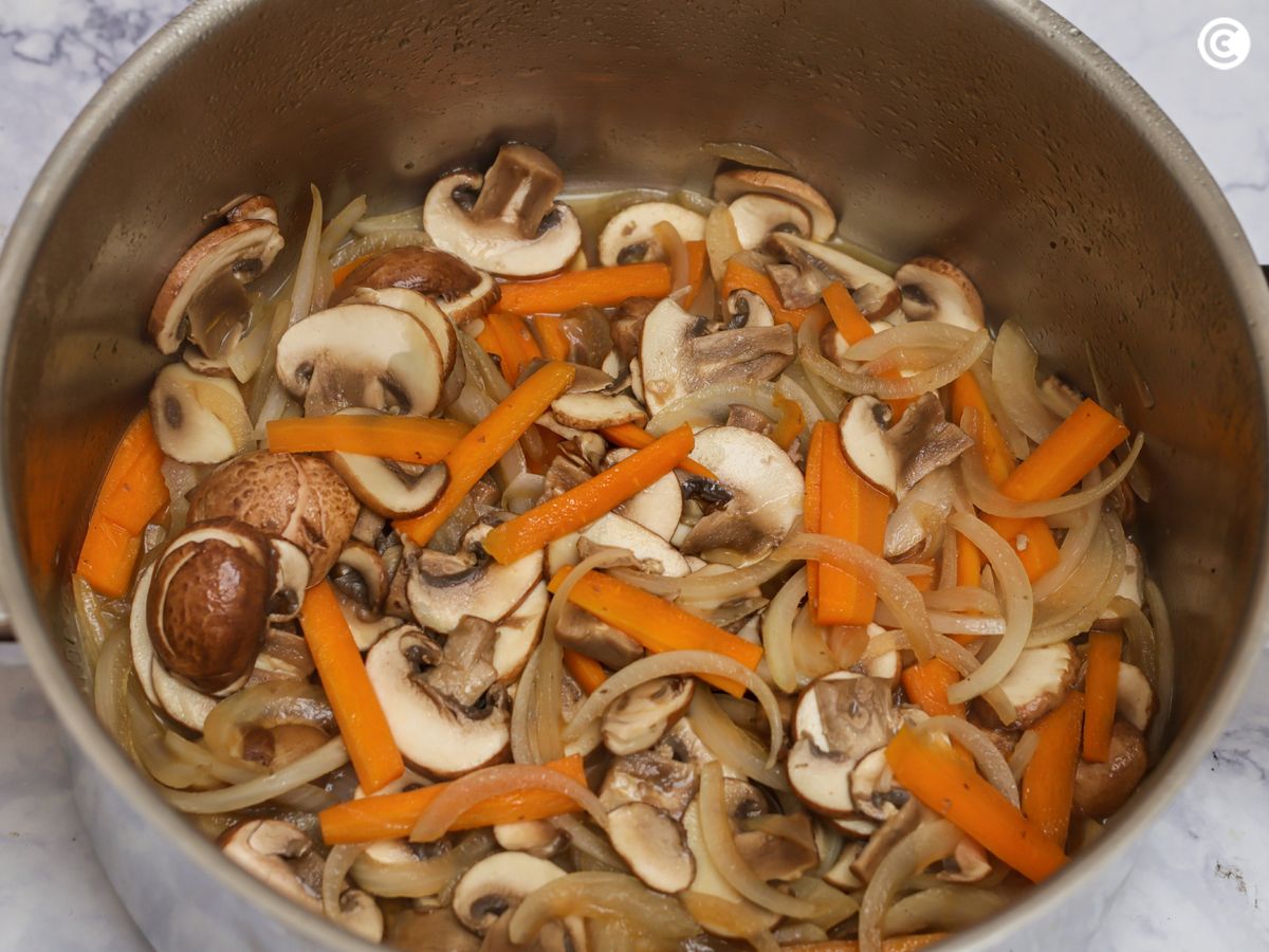 Saltea las verduras en una sartén con fondo de aceite