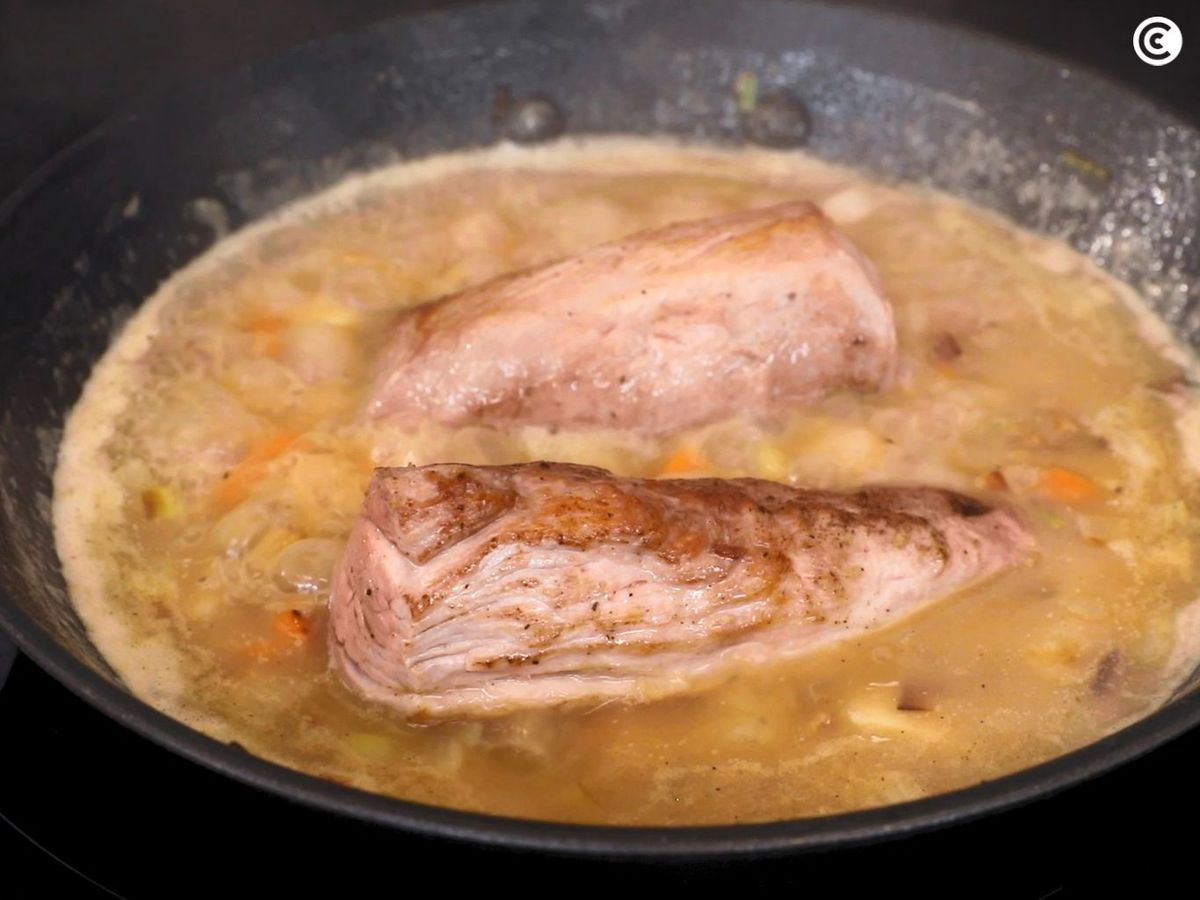 Cocinar el solomillo de cerdo en la salsa