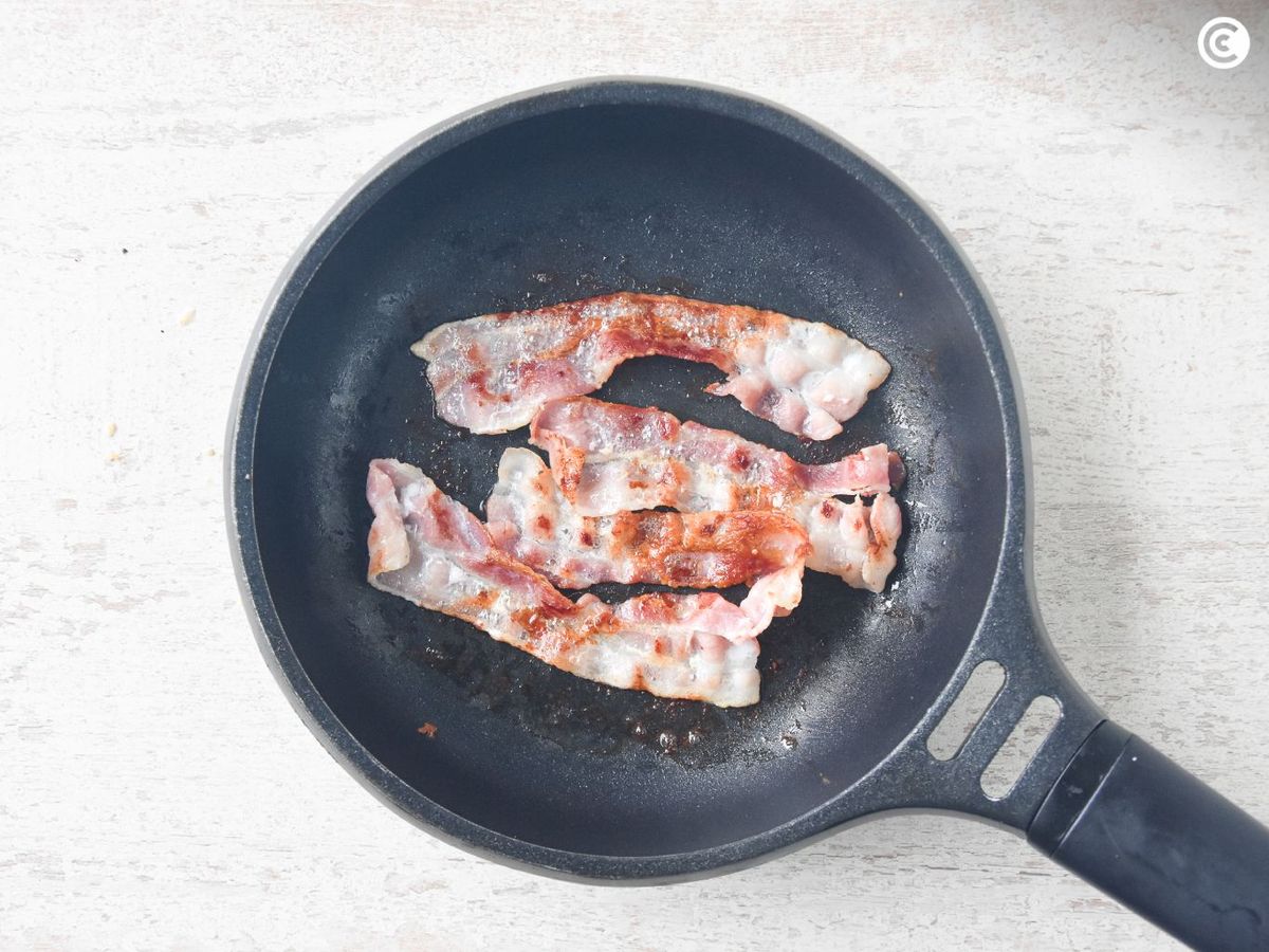 Freír el bacon para el BLT sándwich