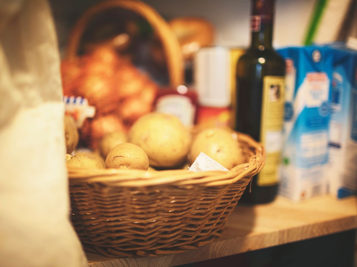 Los productos frescos como patatas y cebollas se conservan mejor en cestas transpirables y en un lugar seco.