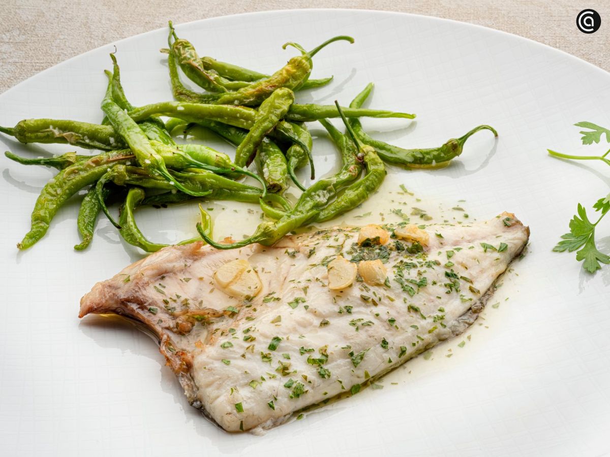Dorada al horno lista en minutos, con refrito sabroso