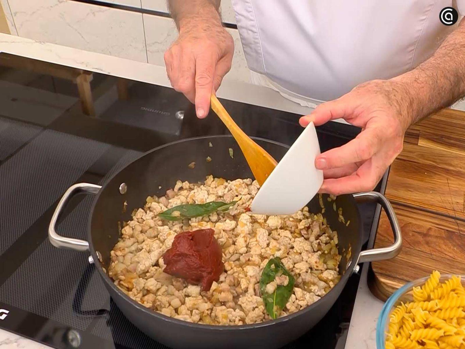 Incorpora la carne de pavo y el tomate concentrado Incorpora la carne de pavo y el tomate concentrado