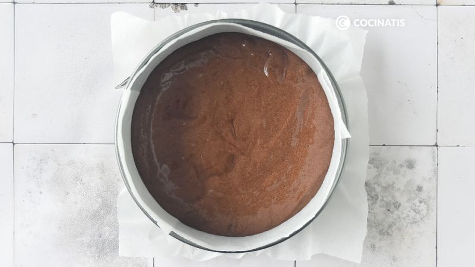 Pasamos la mezcla al molde forrado con papel de horno