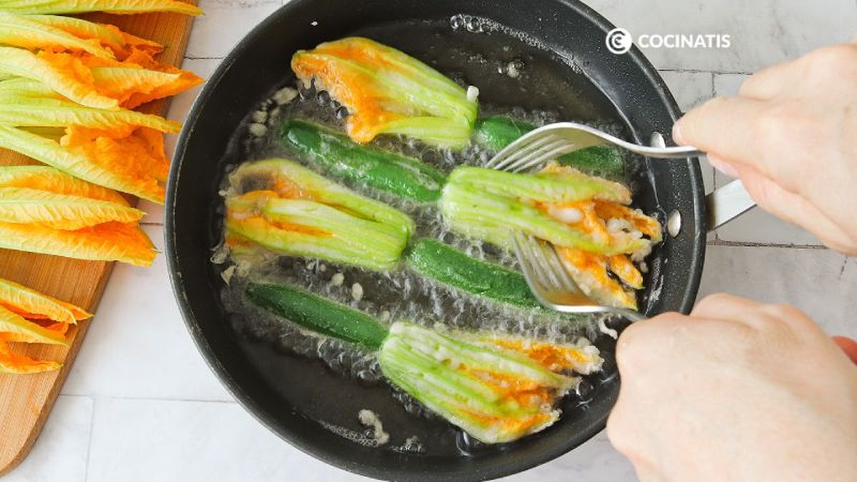 Doramos las flores de calabacín