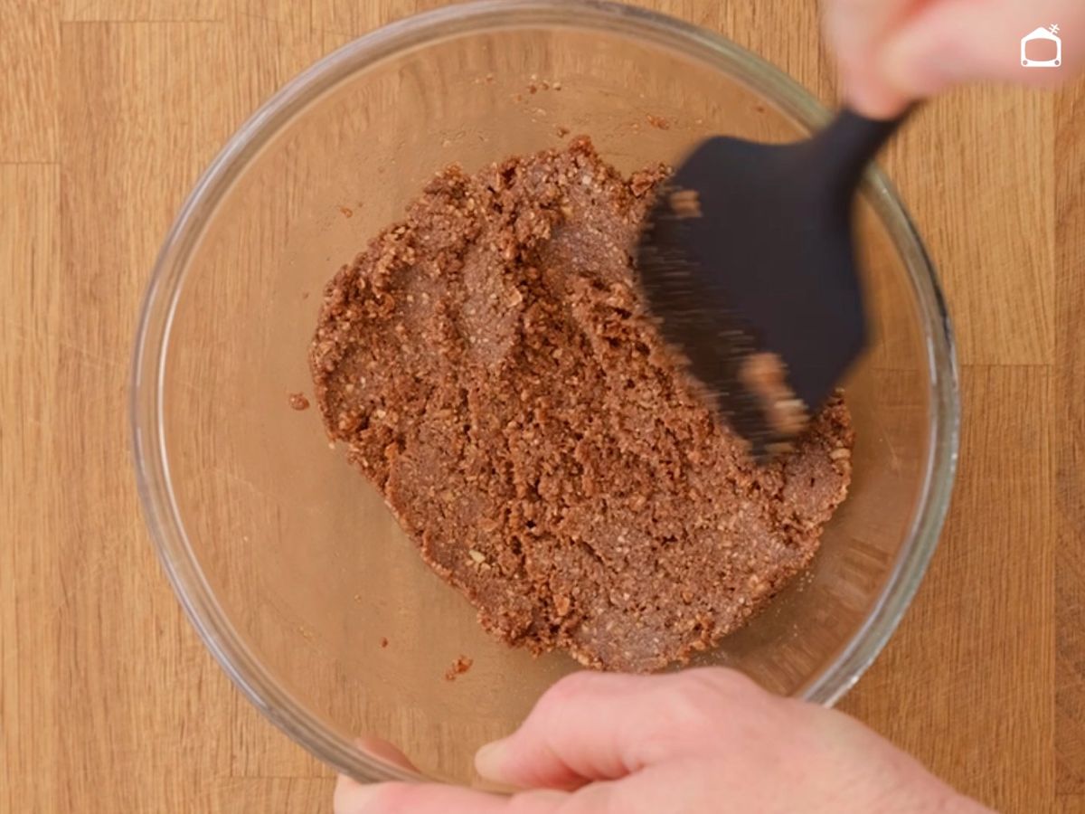 Mezcla las galletas con mantequilla fundida