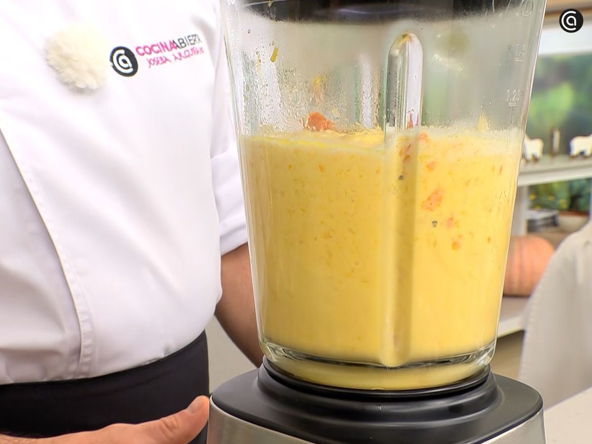 Tritura las hortalizas junto con la nata y la mantequilla