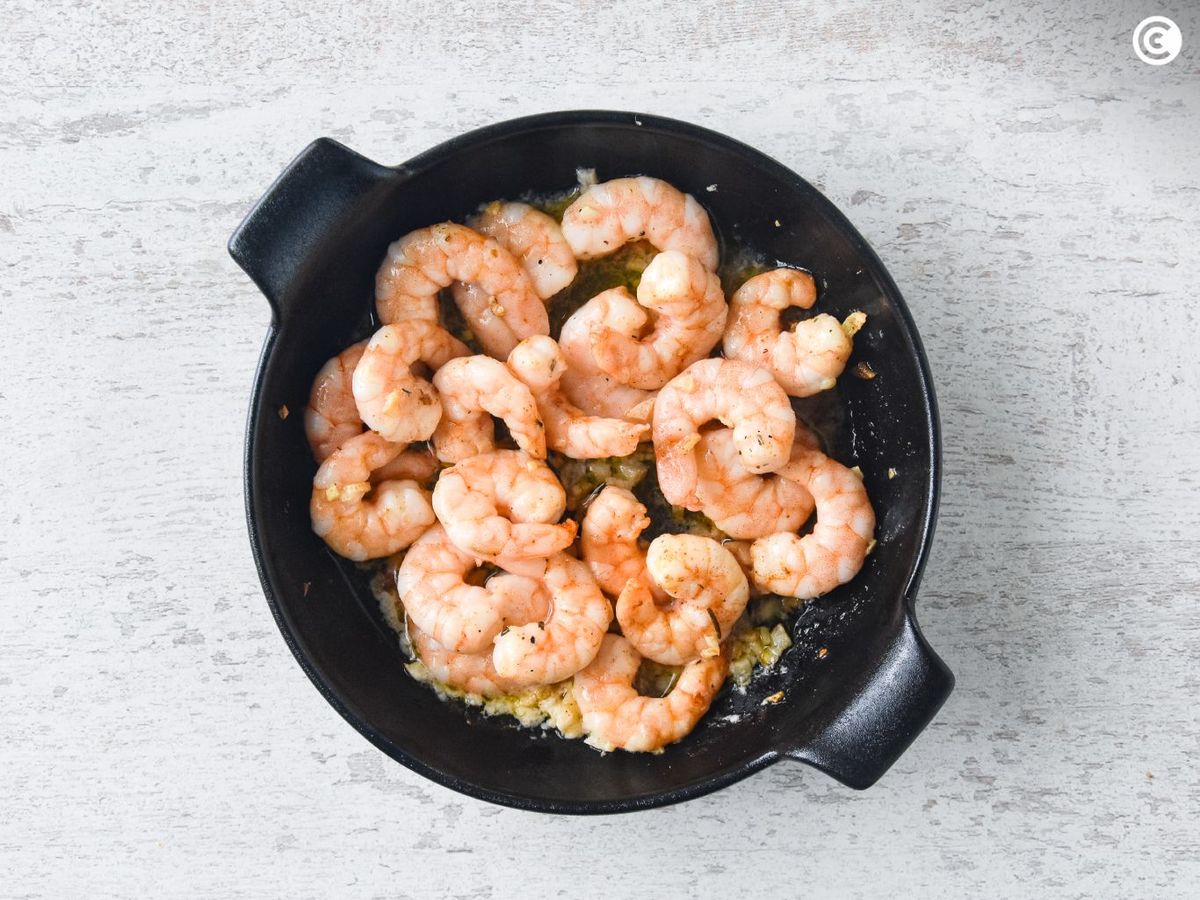 Cocinar las gambas al ajillo en freidora de aire