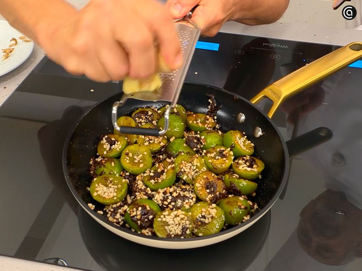 Cuece las ciruelas con mantequilla y azúcar de caña a fuego medio