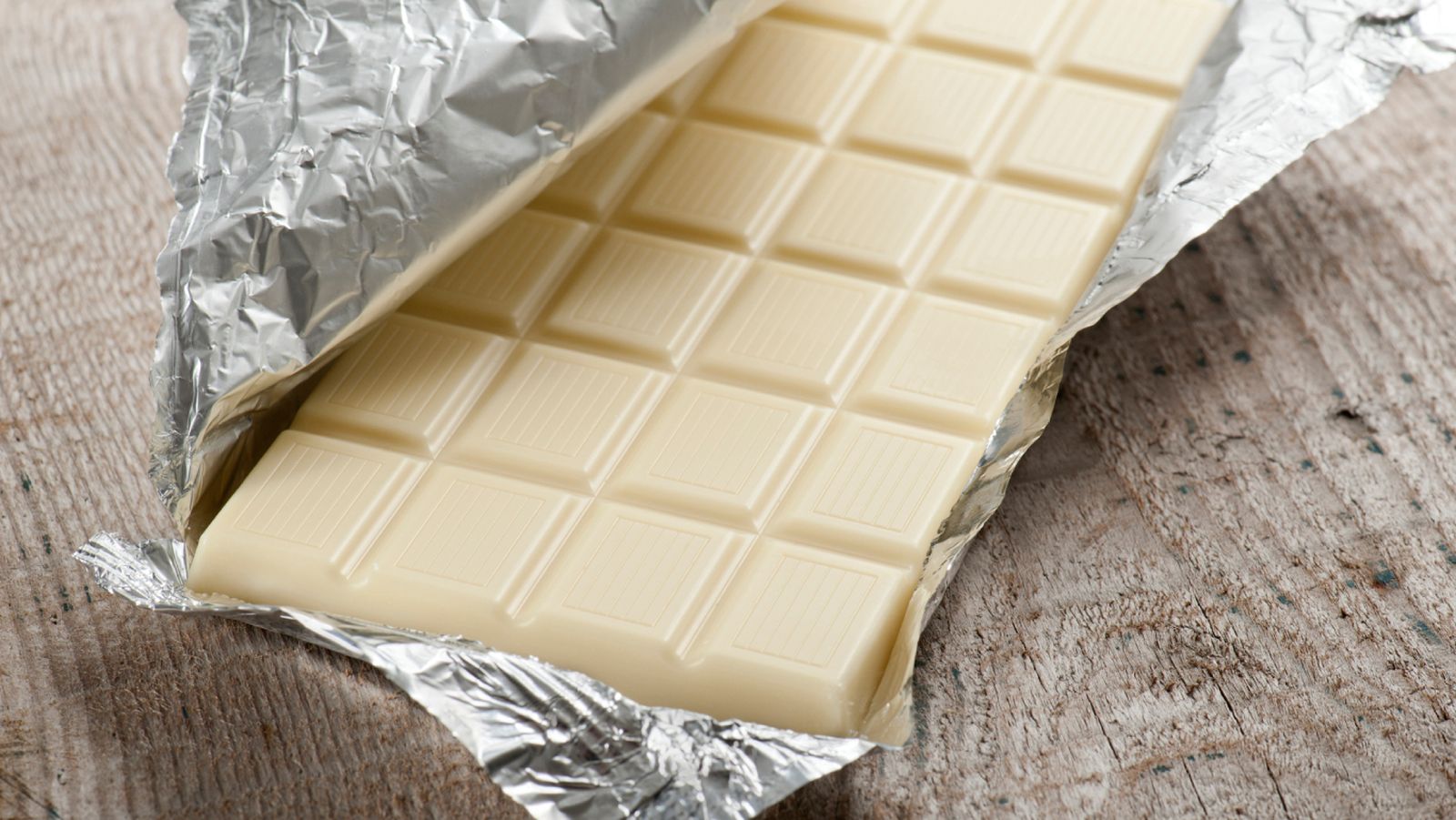Suave, cremoso y polémico: así luce una tableta de chocolate blanco lista para dividir opiniones.