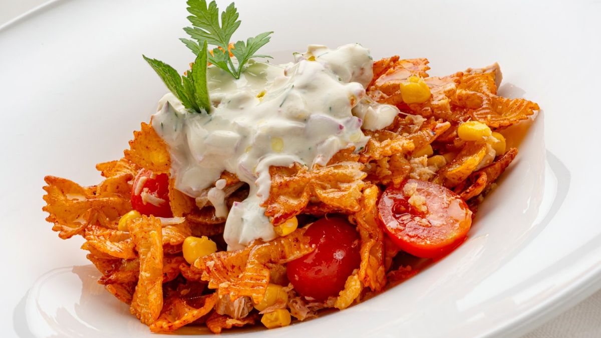 Acompaña la ensalada de pasta crujiente con una salsa de yogur y eneldo. ¡Rica, rica!