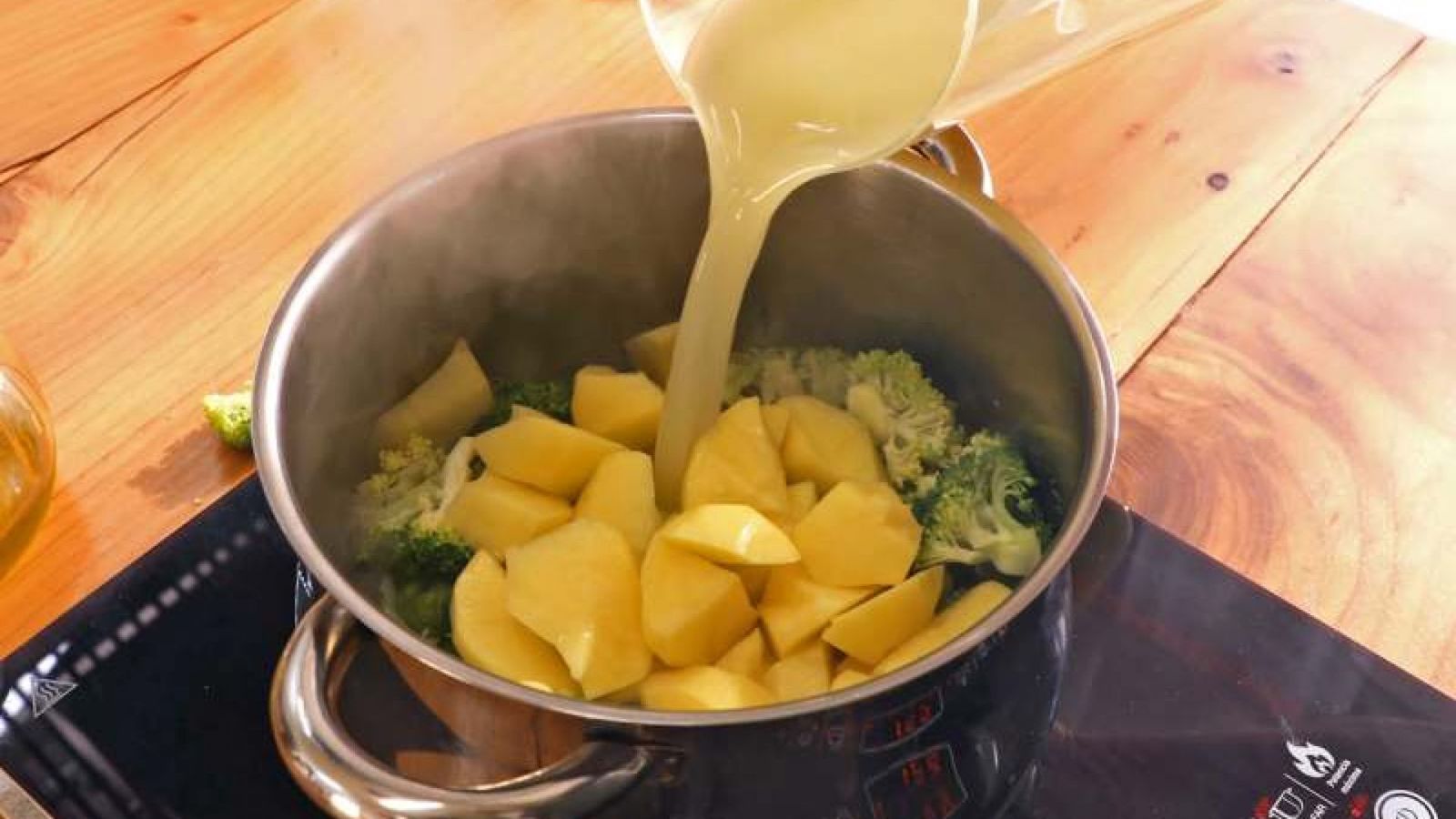 Deja que el brócoli y las patatas se cocinen en el caldo de verduras, creando una base sabrosa para tu crema Deja que el brócoli y las patatas se cocinen en el caldo de verduras, creando una base sabrosa para tu crema