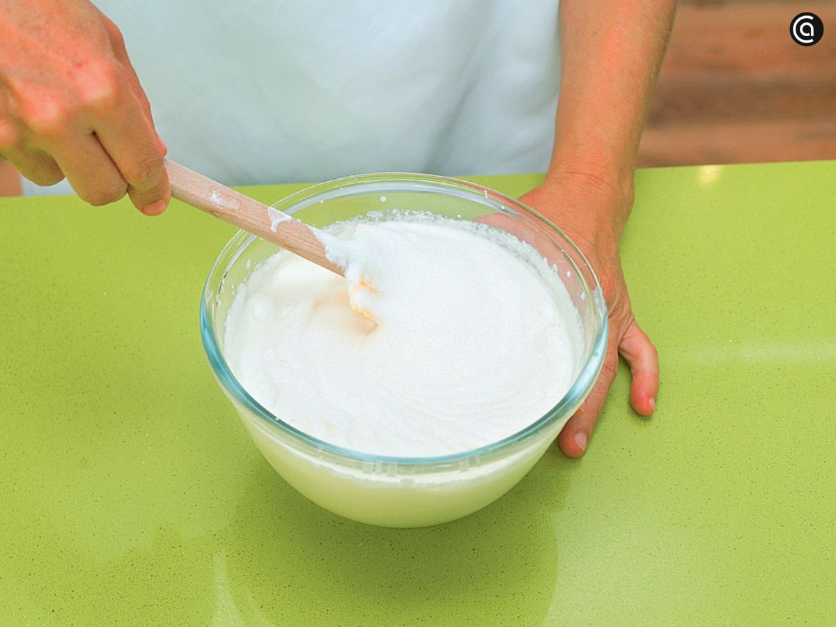 Mezcla los yogures con la leche condensada e incorpora la nata montada