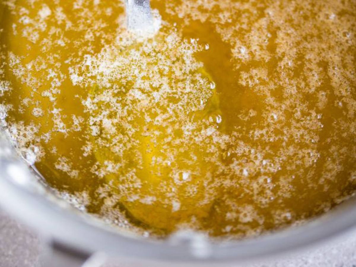 El ghee se cuece un poco más hasta que los sólidos lácteos se caramelizan en el fondo. Así adquiere su sabor característico.