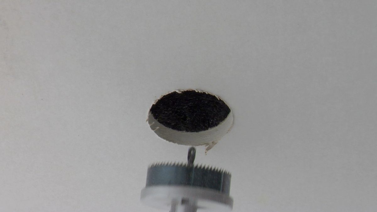 Cómo hacer agujeros en un falso techo paso 3