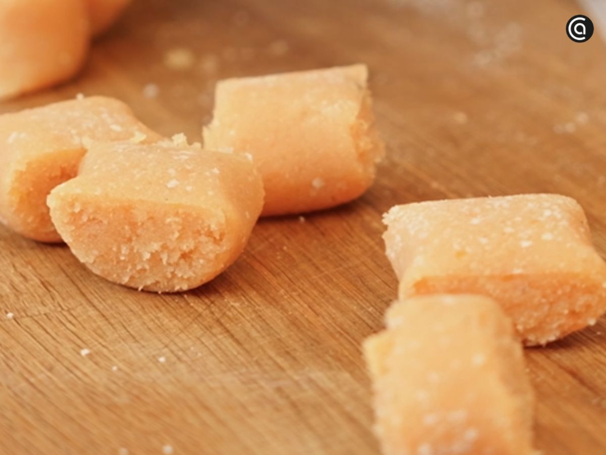 Una vez fría, la masa se corta en porciones iguales para dar forma a los panellets.