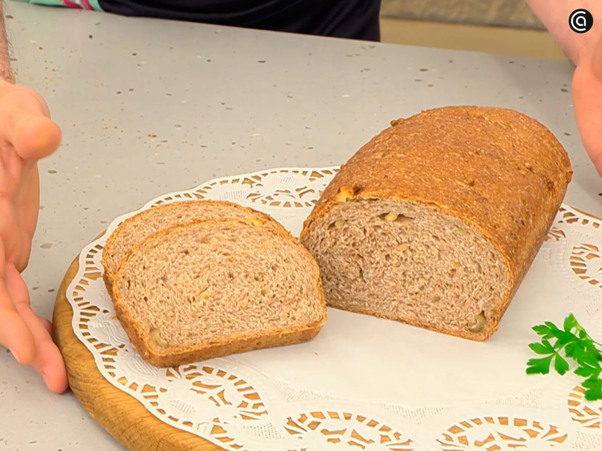 Deja que el pan de molde con nueces enfríe en una rejilla y córtalo