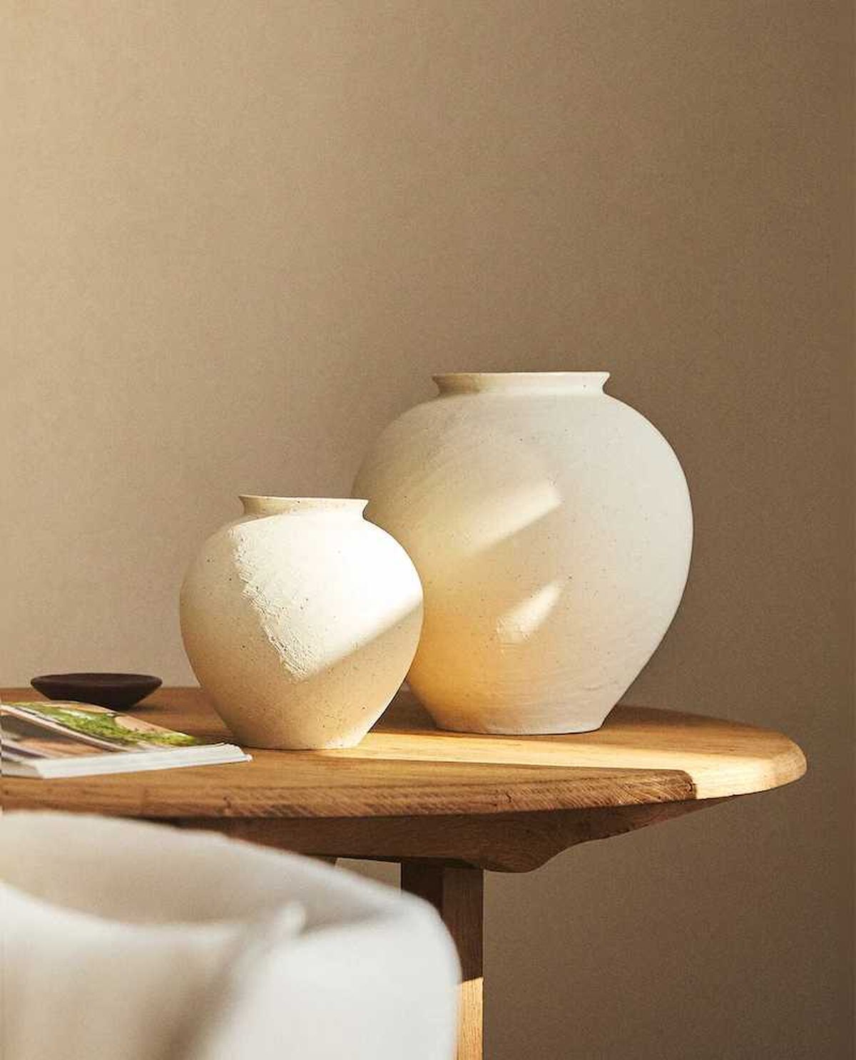 Jarrones de cerámica con textura.