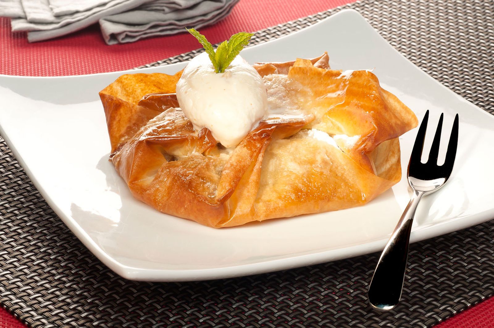BRUN1244 Tarta de ciruelas al armañac con helado xl BRUN1244 Tarta de ciruelas al armañac con helado xl